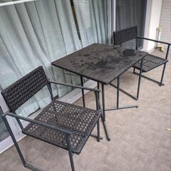 バルコニーのテーブルと椅子