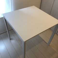 白のテーブルIKEA