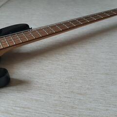 ベース フェンナンデス