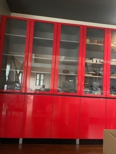 真っ赤の食器棚