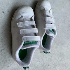 adidas スニーカー　19㎝