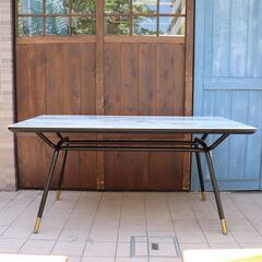 ドイツのインテリアブランド”KARE(カレ)”のサウスビーチ ダイニングテーブルです！大理石模様にラミネート加工されたガラス天板と脚元のゴールドがアクセントのスタイリッシュなデザインです♪DE303