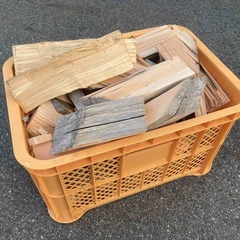 薪 杉・モミ コンテナ1箱 乾燥済み 焚き火 500円