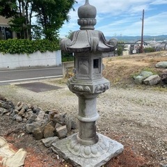 石灯篭　灯籠　とうろ　とうろう　おおきい灯篭　日本庭園　庭石