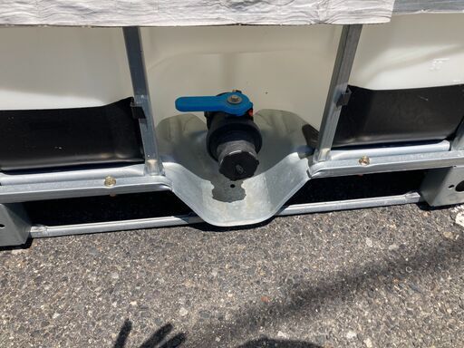 業務用樹脂コンテナ（不使用のため新古品扱い）2基