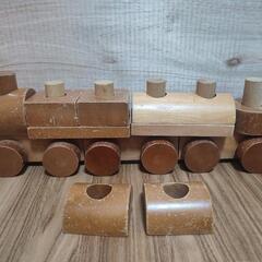 木製の機関車、積み木