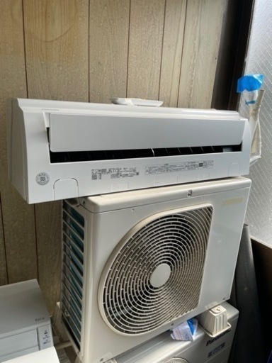 2020年製のルームエアコン 冷房/暖房：6畳程度  新冷媒R32東芝 RAS-2210TM-W シリーズ シンプル＆快適エアコン