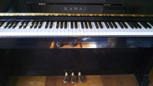 カワイピアノ、アップライト。ピアノ椅子とメトロノーム付き