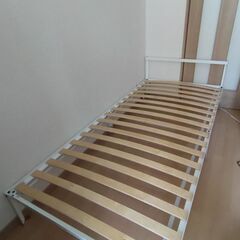 IKEAのベッドフレーム（GRIMSBU）とベッドベース（LUR...
