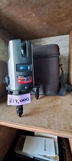 赤レーザー墨出器