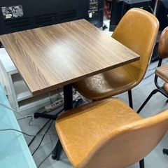 カフェテーブルと椅子2脚のセット