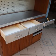 人気のunico(ウニコ)のSTRADA(ストラーダ)シリーズより3面キッチンボードです♪ヴィンテージスタイルのモダンなデザインはカッコいいブルックリンスタイルなどにおススメの食器棚です！！DE328