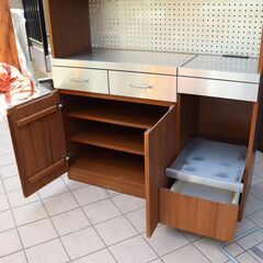 人気のunico(ウニコ)のSTRADA(ストラーダ)シリーズより3面キッチンボードです♪ヴィンテージスタイルのモダンなデザインはカッコいいブルックリンスタイルなどにおススメの食器棚です！！DE328