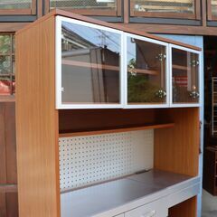 人気のunico(ウニコ)のSTRADA(ストラーダ)シリーズより3面キッチンボードです♪ヴィンテージスタイルのモダンなデザインはカッコいいブルックリンスタイルなどにおススメの食器棚です！！DE328