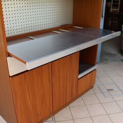 人気のunico(ウニコ)のSTRADA(ストラーダ)シリーズより3面キッチンボードです♪ヴィンテージスタイルのモダンなデザインはカッコいいブルックリンスタイルなどにおススメの食器棚です！！DE328