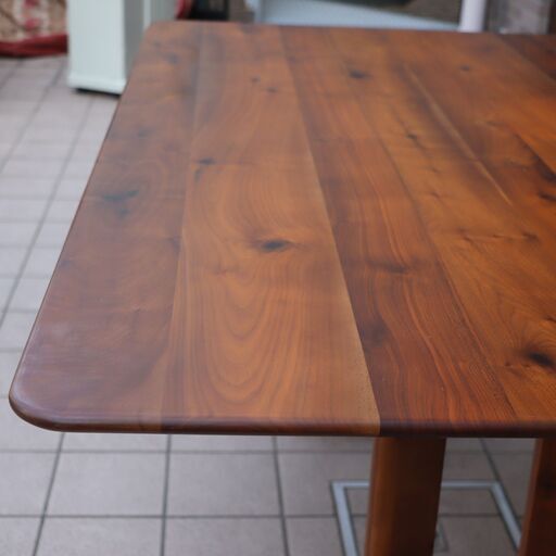 IDC OTSUKA(大塚家具)の木の素材感を楽しめるFill3ダイニングテーブルです。木目の美しいウォールナット無垢材を活かしたシンプルなデザインの食卓はカフェ風や北欧スタイルなどに♪DE331