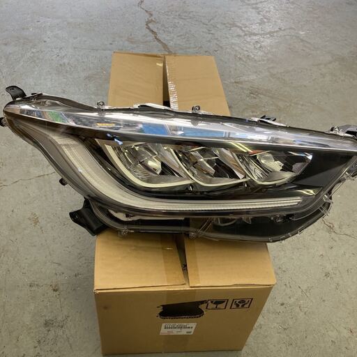 ヤリス 右ヘッドライト MXPA10 15 MXPH10 15 ヤリス 右ヘッドライト MXPA10 15 MXPH10 15 MXPA 10 15 MXPH 15 10