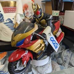 バイクに乗った仮面ライダーアギトのフィギュア