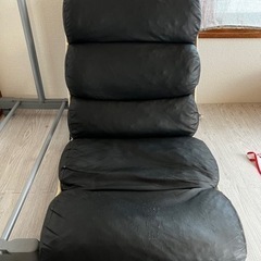 黒い革座椅子