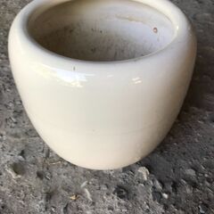 火鉢（白）　陶器製　直径24cmくらい 高さ30cmくらい  2個