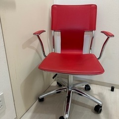 赤い革の椅子