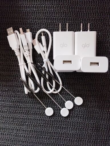 即納★付属品のみ★新品(開封のみ)★glo series2 ?★電子タバコ★充電器、USBケーブル、清掃ブラシのみ(空箱等々＝無し)一式★詳細＝掲載画像参照★質問NG★室内管中★逆光撮影★返品不可★24時間対応★お返事は可能な限り迅速にさせていただきます。