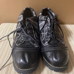 フェイクレザー　黒チェック柄　25.5靴