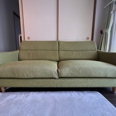 ニトリ　緑ソファー　まだ気持ちよく座れます。5月31日までのお約...