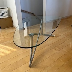天板が変わった形のガラステーブルです