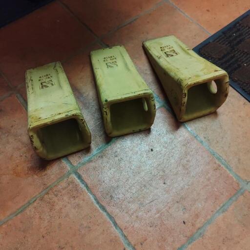 建設機械　油圧ショベル　バケットツース　バケット爪　積み込みバケット用　0.7クラス用　横ピンタイプ 建設機械 油圧ショベル バケットツース バケット爪 積み込みバケット用