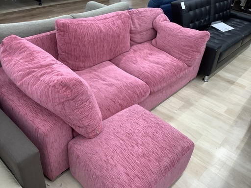ピンクの2人掛けソファー！