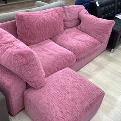 ピンクの2人掛けソファー！