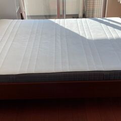 IKEA クィーンサイズベッド、マットレス付き