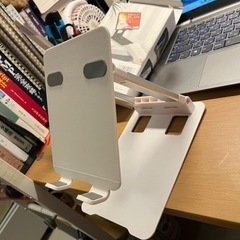 折り畳み式iPadタブレットスタンドで、高さと角度が調節可能です...