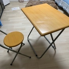 収納に便利なテーブルと椅子セット