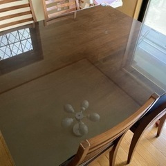 テーブルの傷をカバーするガラス板