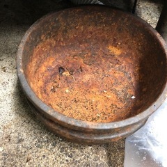 錆びた土鍋2つ