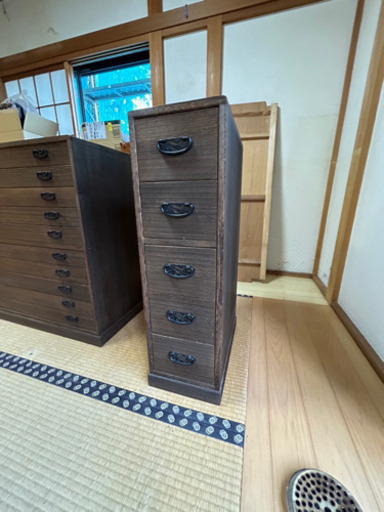 小ぶりな古タンス