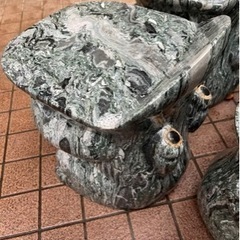 【ネット決済】天然石カエル椅子　1脚6万円　全部で6脚あります