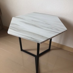 大理石デザインの六角サイドテーブル
