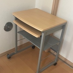【受渡予定決定】パソコンデスク　机　可動式キーボードテーブル付き