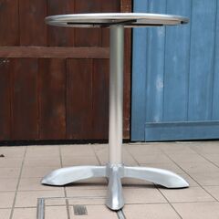 DULTON(ダルトン)のアルミニウムラウンドテーブルです。室内のサイド