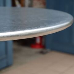 DULTON(ダルトン)のアルミニウムラウンドテーブルです。室内のサイド