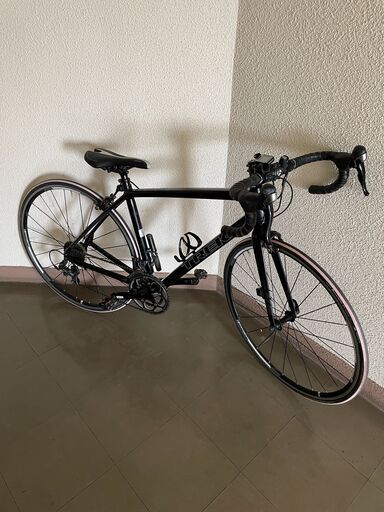 【北見市発】TREKMADONE2.1 クロスバイク GW3G2983 27インチ 20段ギア 黒 (E1681awrawY)