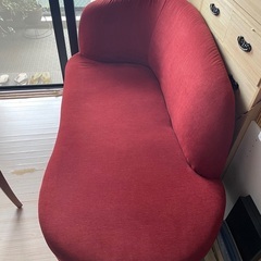 ニトリの赤いソファ