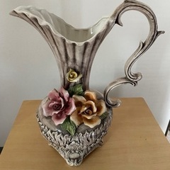 背の高いバラの花飾りの花瓶