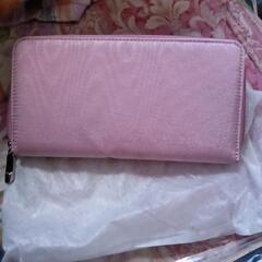 薄ピンクの財布