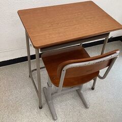 学校用の机と椅子