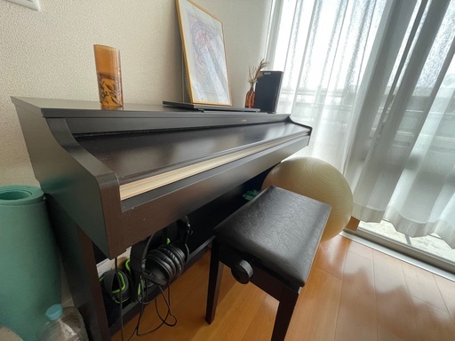 ヤマハの電子ピアノ、ヘッドフォン、そしてスツール付き