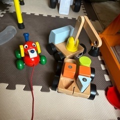 木の玩具　犬とクレーン車